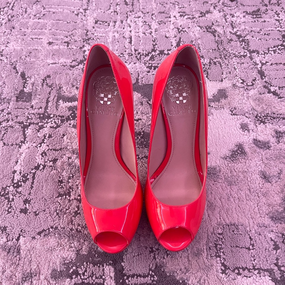 Vince Camuto coral peep toe pumps size 7.5